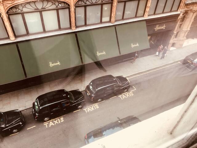 Specious 4 bedrooms apartment. Famous Harrods View gallery image 2