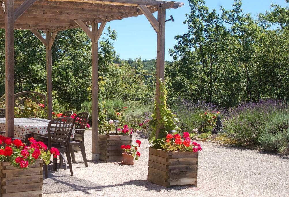 Terrace area
behind the villa