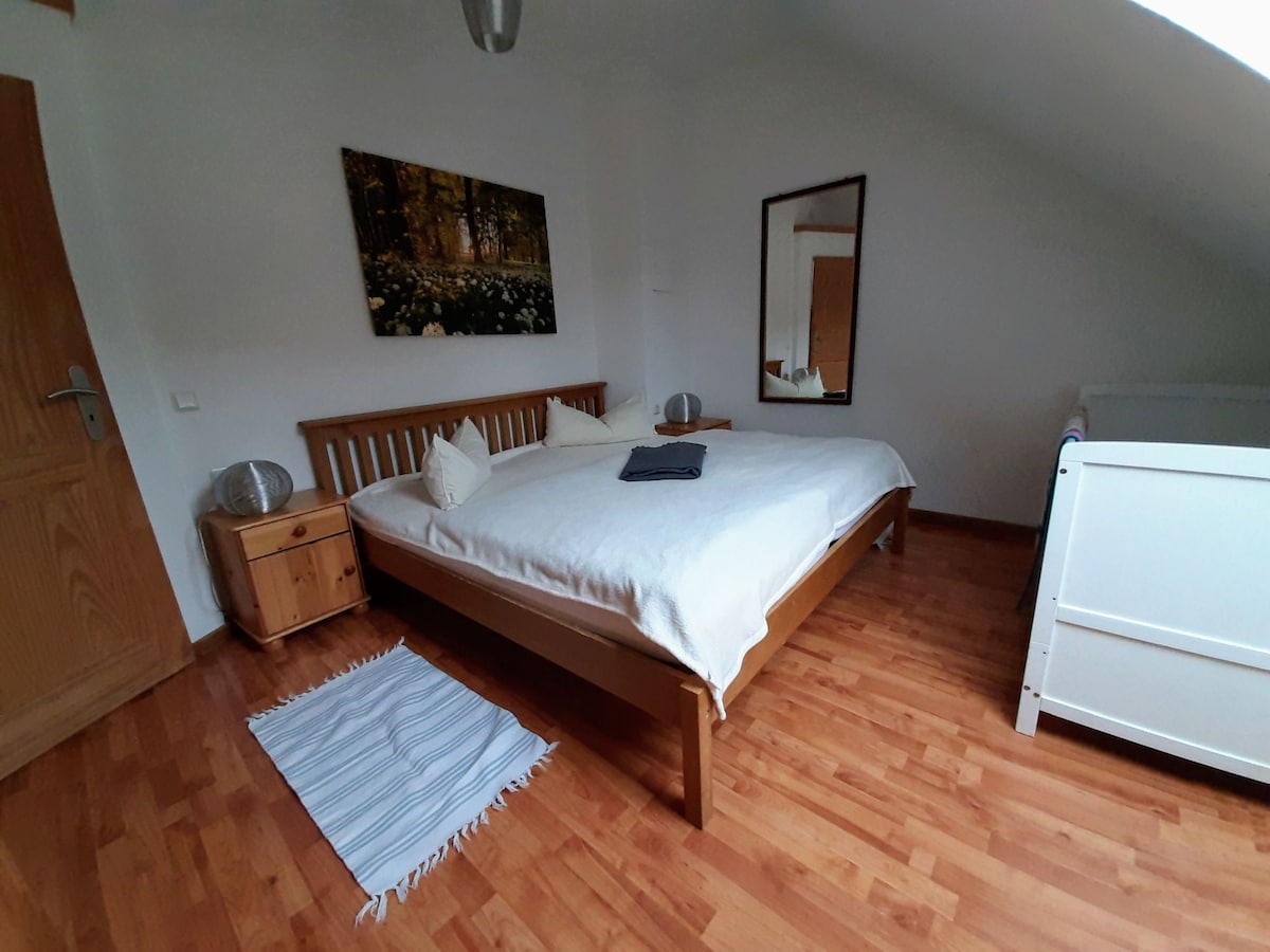 חדר שינה Utscheid בעליית הגג עם מיטה זוגית ועריסה 40x90 ס"מ