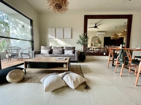 Casa de Playa, Stylish Apartment with Pool & Grill