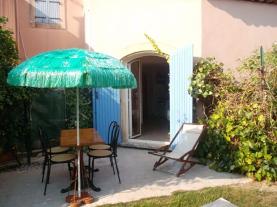 rez de jardin avec mobilier extérieur
