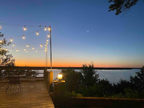 Lakefront fun for 14+pets w/game room*deck*sunsets