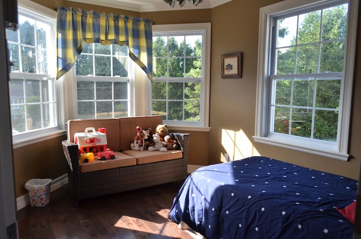 Adjoining Kids room with a single bed, Super clean, Comfortable high-quality bed, garden, and sunset view, Quiet neighborhood, Family guest House up to7, Fully Equipped, Close to downtown and ski station, Close to lake and swimming pool, Bike Trail