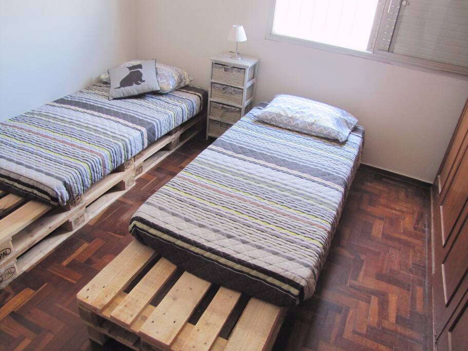 Quarto com duas camas de solteiro ou uma de casal