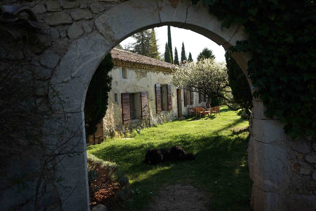 L'entrée vers la maison.