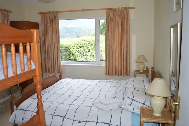 تحتوي غرفة النوم 2 على سرير بحجم كبير بالإضافة إلى طابقين مناسبين للأطفال الصغار