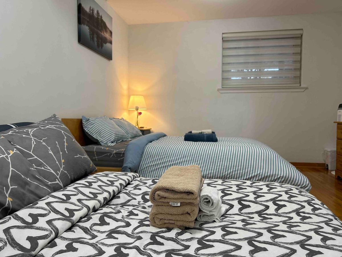 清洗干净的床单、被套和毛巾。