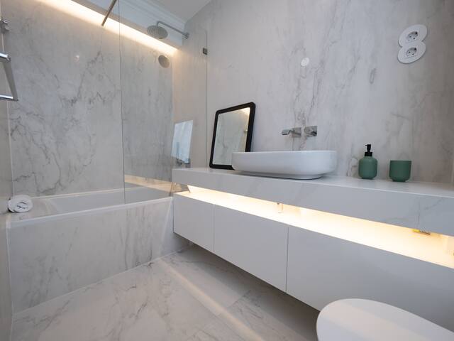 Augusta 229-5E-City Center Apt- Balcony & Elevator gallery image 4