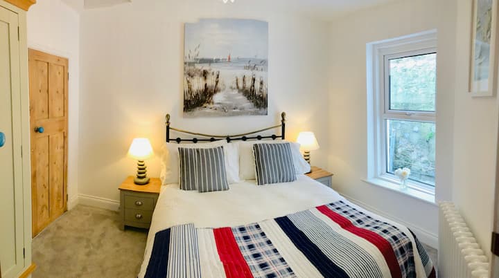 Spálňa 2 s výhľadom na zadný dvor