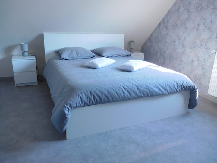 חדר שינה מס '3 ממוקם למעלה עם מיטה אחת של 200 x 160, עריסה ושולחן החתלה.