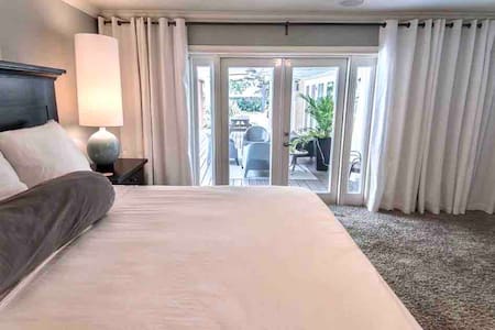 Tropical King Room ⭐️ Private entrance  ⭐️ Pool