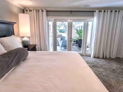 Tropical King Room ⭐️ Private entrance  ⭐️ Pool