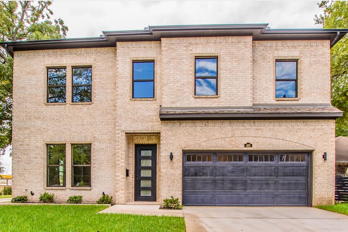 BRAND NEW LUXURY CUSTOM HOME IN DOWNTOWN/UPTOWN gallery image 3