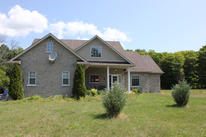 Sunny Maple Cottage and Farm House