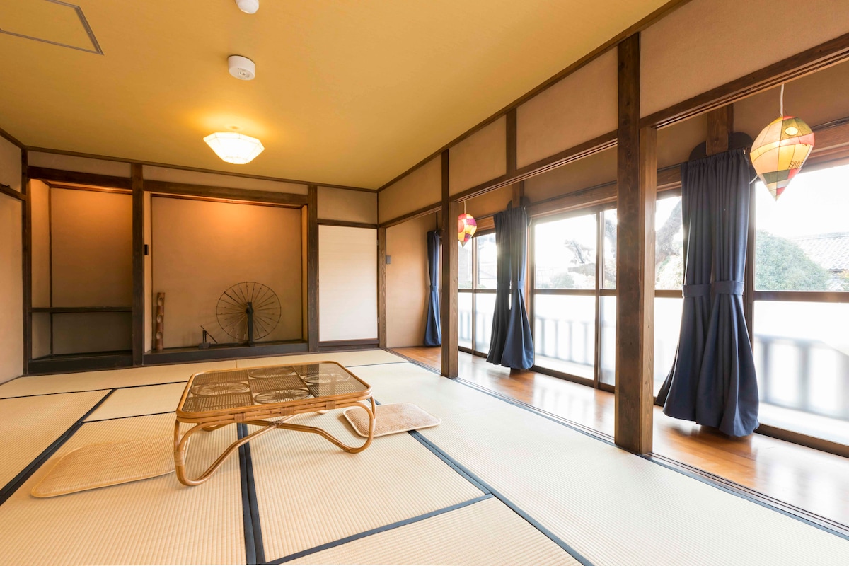 12 alfombrillas de tatami para 6 personas.
Habitación Deluxe Tatami 
para 6 personas