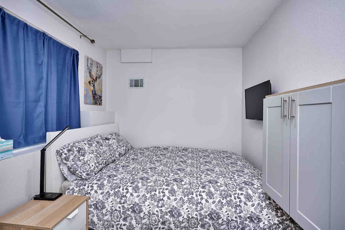 标准双人床卧室 