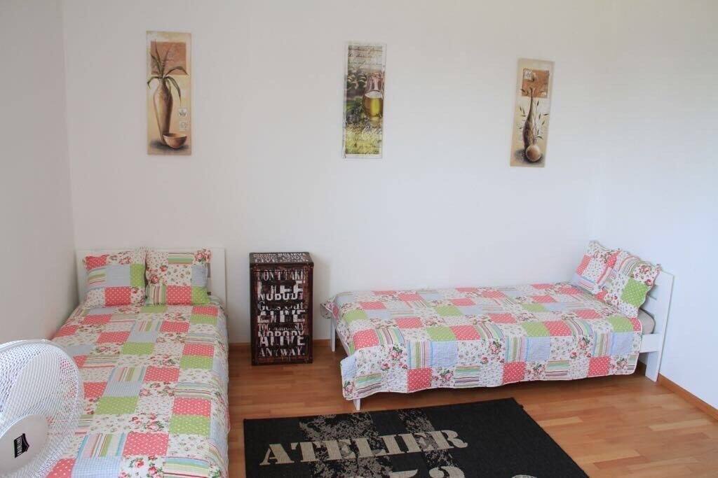 Schlafzimmer2 mit 2 Einzelbetten und Schreibtisch. Zustellbett vorhanden.