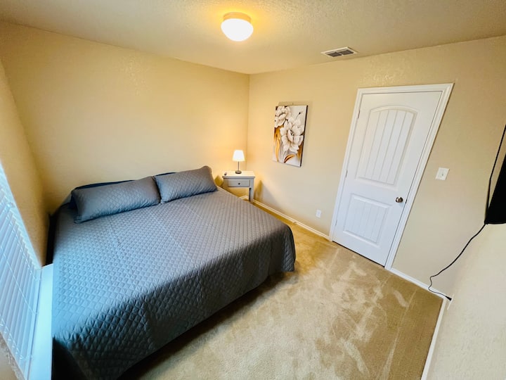 4号卧室（楼上）配备2米宽双人床、43英寸智能电视和衣柜。