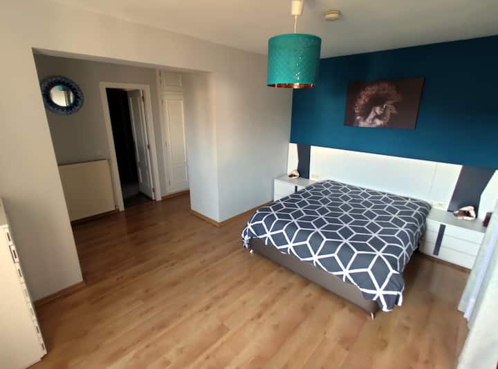 Apartmán so šatníkom a vlastnou kúpeľňou.