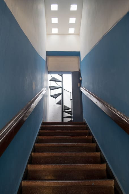 escaleras hacia el cuarto en la azotea