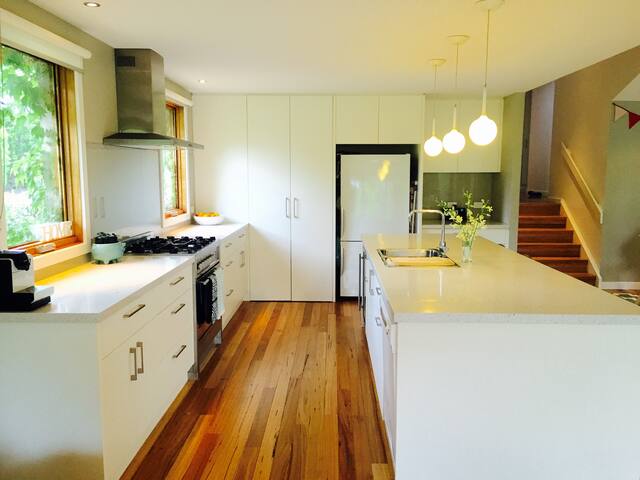 Family home in great Melb location. gallery image 3