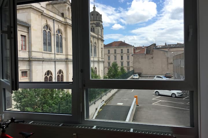 Შიდა ეზოს მხარე და საპარკინგე ადგილის ხედი უკანა მხარეს