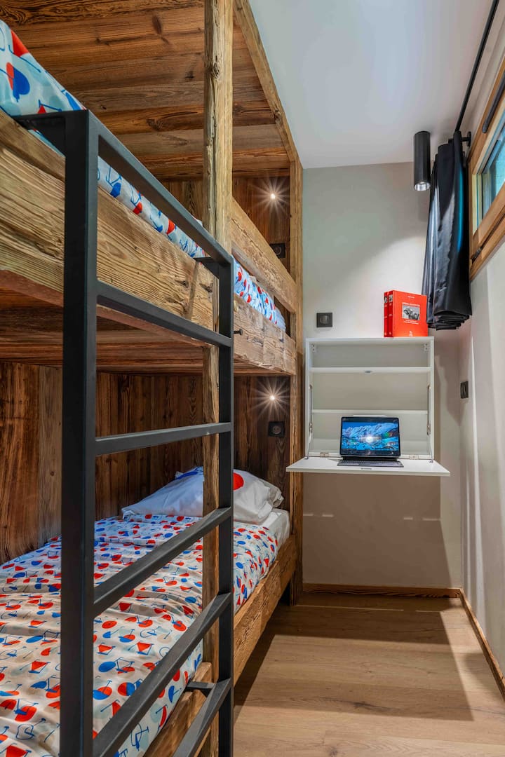 מעונות למבוגרים וילדים עם 2 מיטות 80 X 200 וחלל משרדים. חלל עם חלון ווילון האפלה!