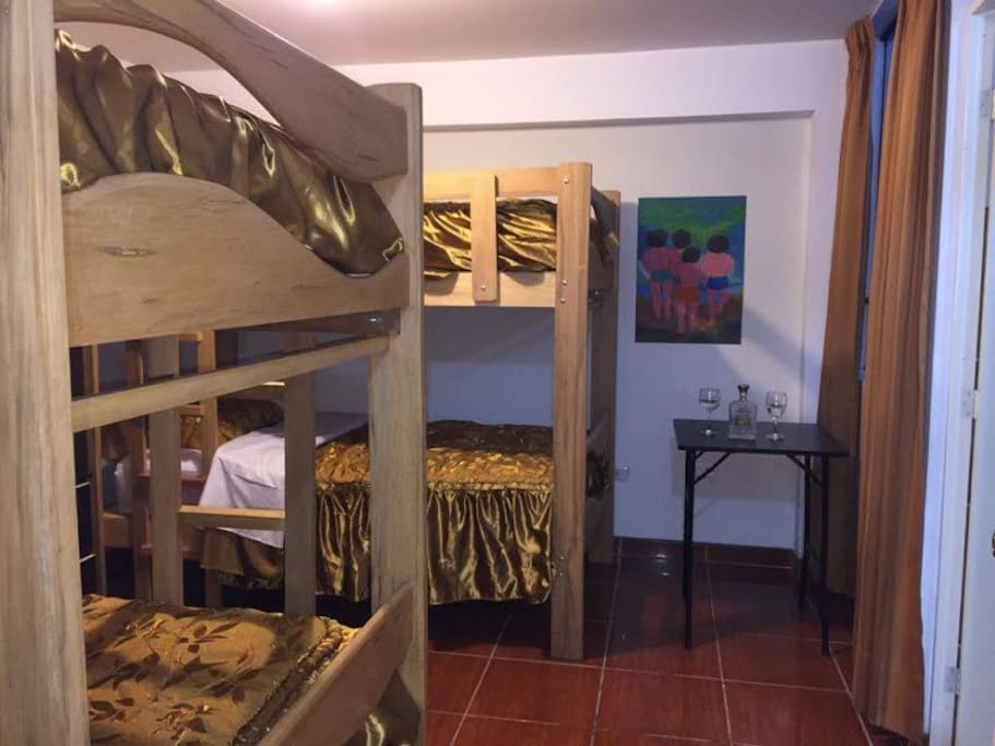 Nuestra habitación cuádruple ofrece comodidad, espacios acogedores y servicios básicos pensados para los que viajan en familia.
Estas completas habitaciones tienen 2 camarotes que permite que en ellas se hospeden hasta 4 personas.
Cuentan con:
Caja fuerte
Wifi gratis
TV
Armario
Baño privado