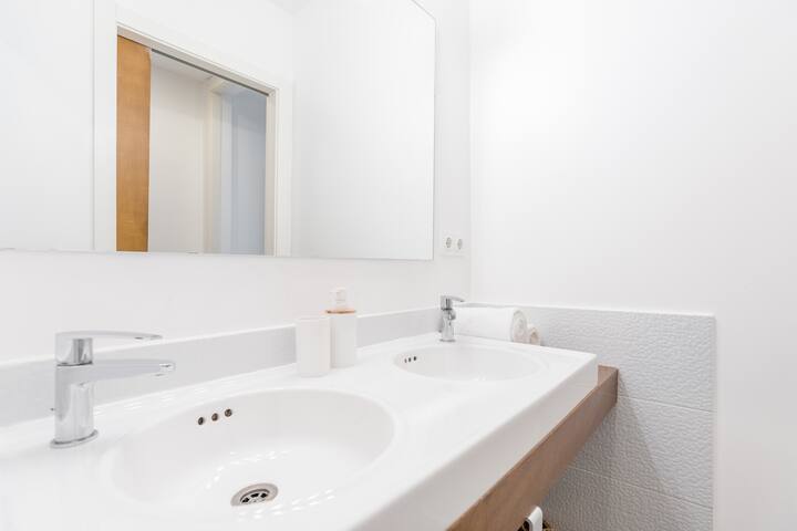 Superior 4 Bedroom Apartment (B1,2,3,4,5) gallery image 2