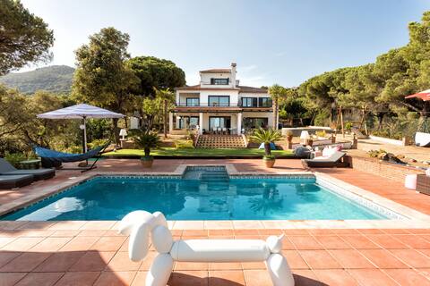 NEW LISTING: Villa with sea views and padel court!