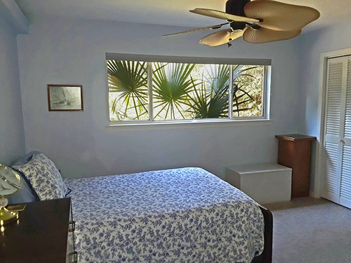 El dormitorio principal tiene un amplio espacio en el armario, oficina vacía y baño privado.