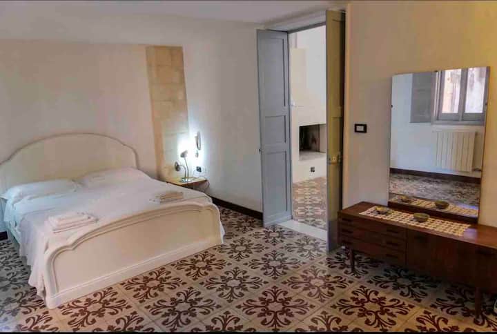 带镜子的双人床和低梳妆台 