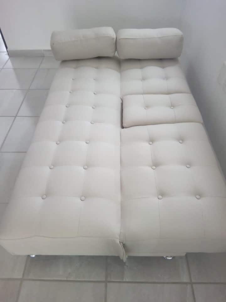 Sofa cama qeensize en sala de tv en planta alta .
