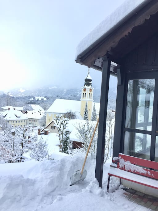 Blick auf die im Schnee versunkene Stadt