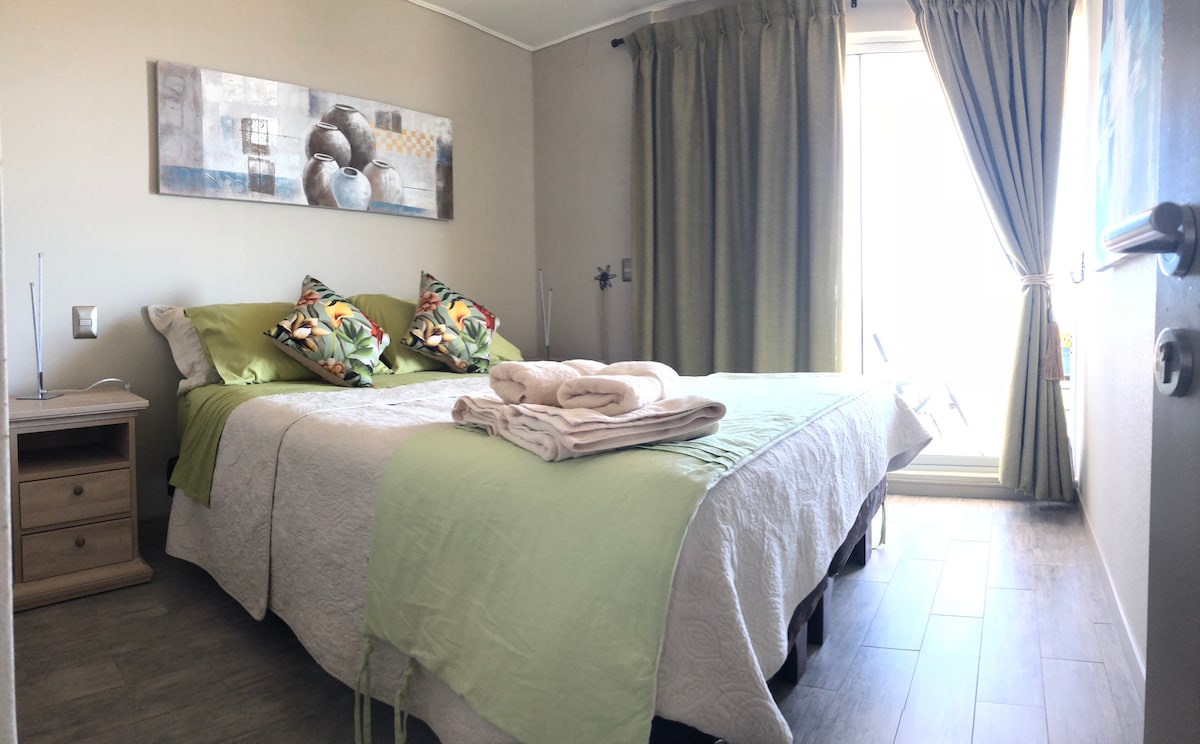 Segundo dormitorio con salida a la terraza y vista al mar 