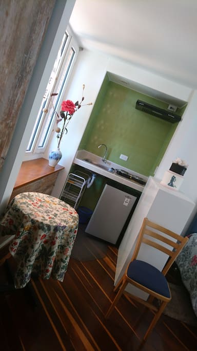 Cocina dos puestos, nevera apartamentera, lavaplatos, alacena y menaje básico