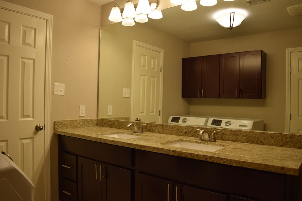 Clean bathroom with toiletries and towels included!