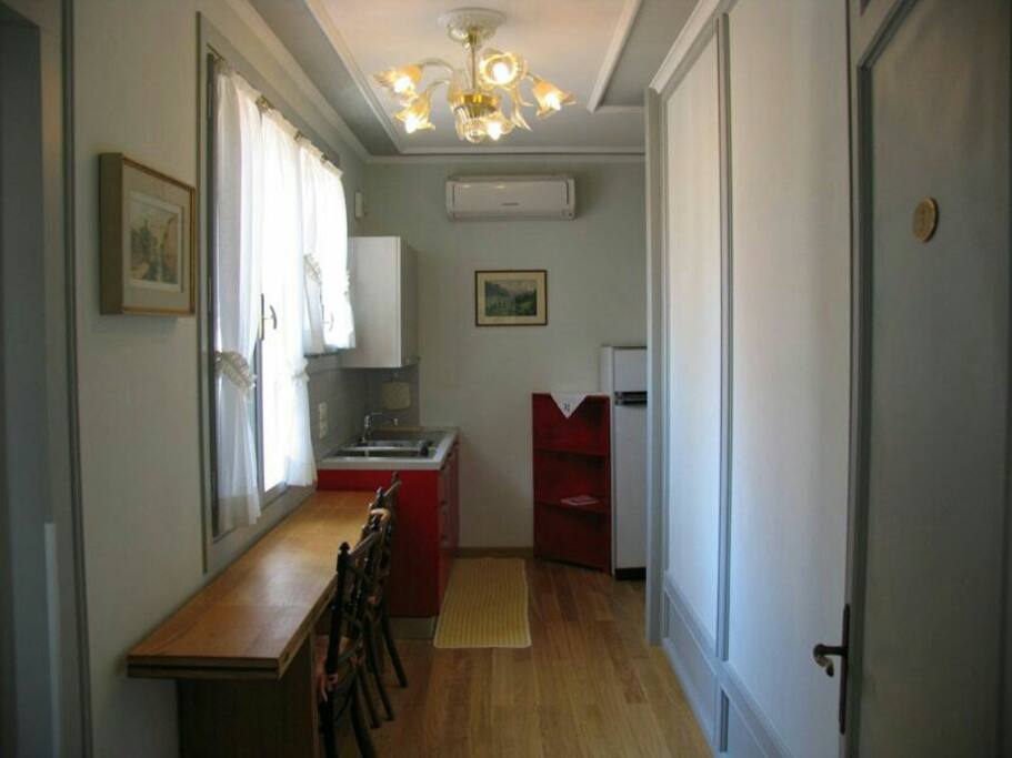 Zona soggiorno con cucina nella suite attico