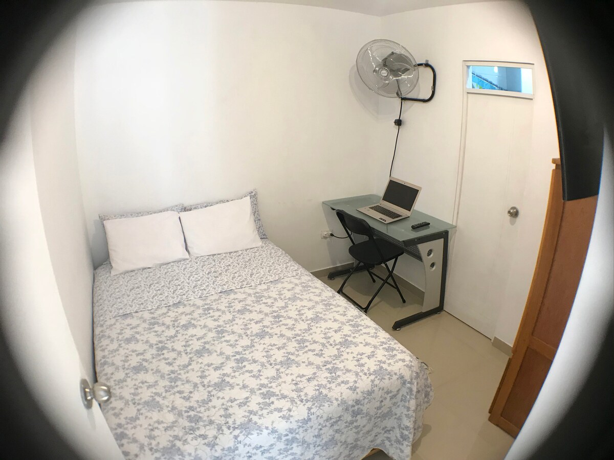 Toto je druhá spálňa so všetkým, čo potrebujete, veľký stôl, šatník, HD televízor so službou Netflix a vlastná kúpeľňa - toto je druhá spálňa so všetkým, čo potrebujete: široký stôl, šatník, HDTV so službou Netflix a vlastná kúpeľňa.