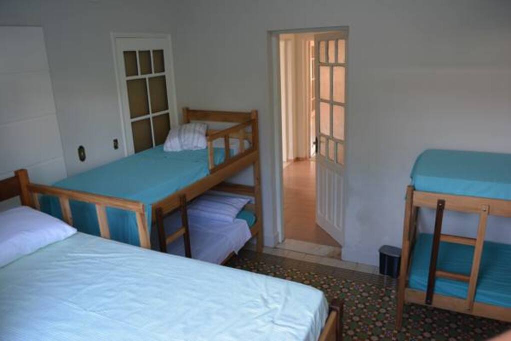 Quarto com 4 beliches
