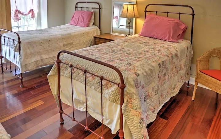 Twee eenpersoonsbedden in slaapkamer op de tweede verdieping 