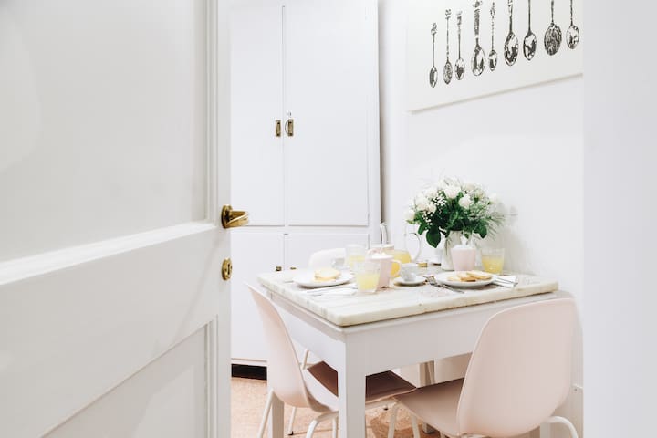 Suite Rondanini, historical home at Pantheon