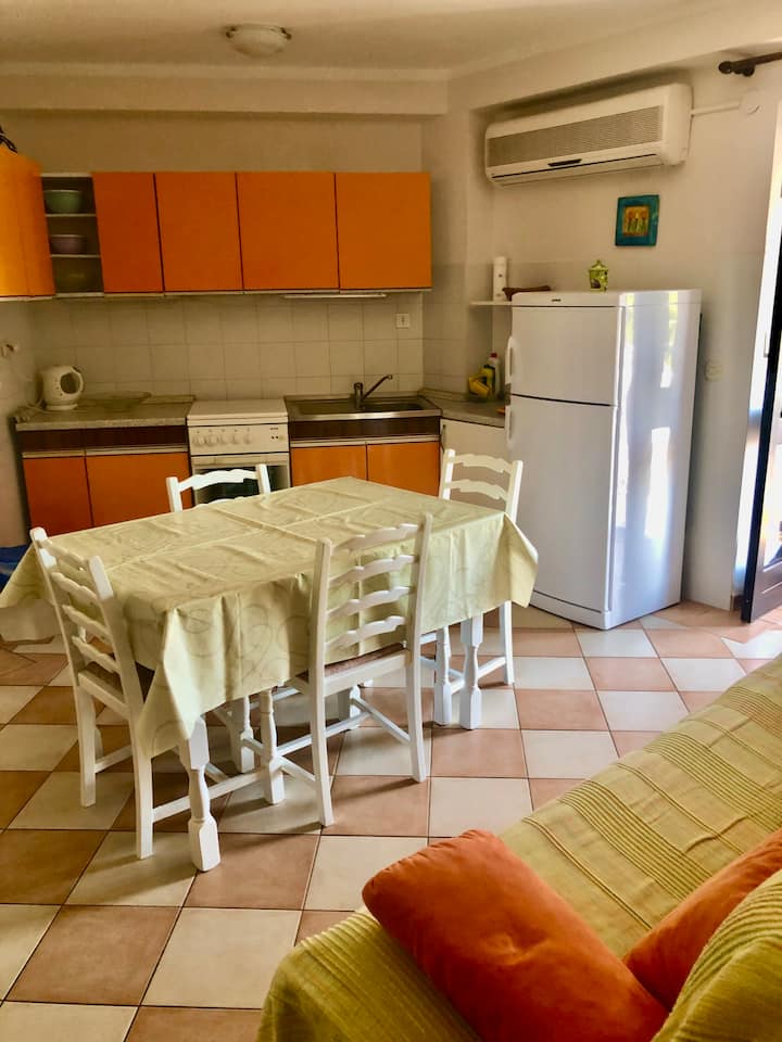 อพาร์ทเมนท์จันจา - ห้องครัวพร้อมห้องรับประทานอาหารและโซฟาเบดและระเบียงขนาดเล็ก (ห้องครัวและห้องรับประทานอาหารพร้อมโซฟาและระเบียงขนาดเล็ก)