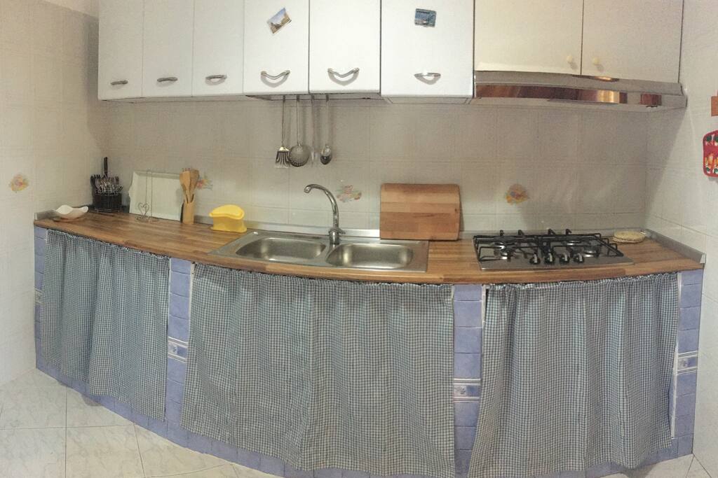 Cucina provvista di stoviglie
