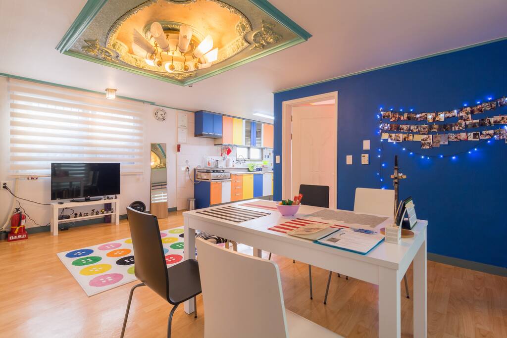Modernistic and spacious livingroom