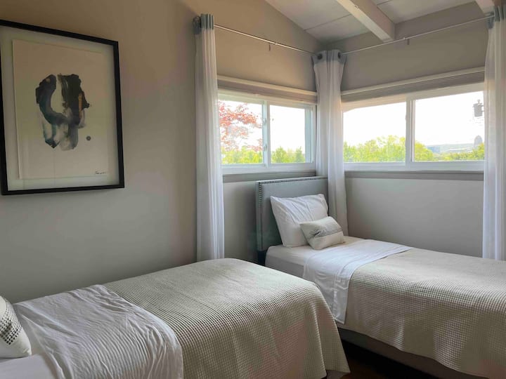 Veliki ormar s 2 odvojena kreveta