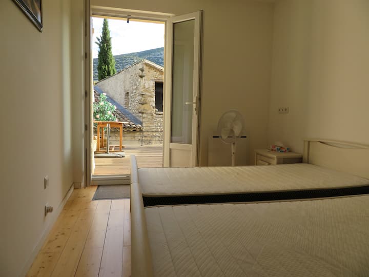 Grand ensemble spacieux lits joints .Vue partielle de la chambre parentale à l'étage avec son second réfrigérateur-frezzer, son meuble pour Nespresso, les chaises longues se situant sur l'armoire +la baignoire pour bébé - climatisation assurée.