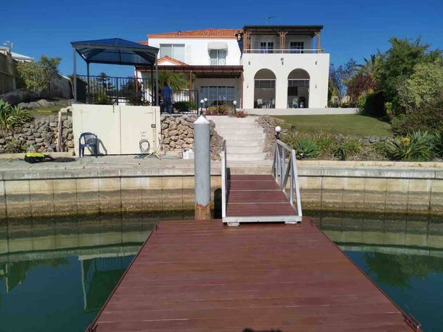 Canal Villa with floating jetty in Mandurah gallery image 4