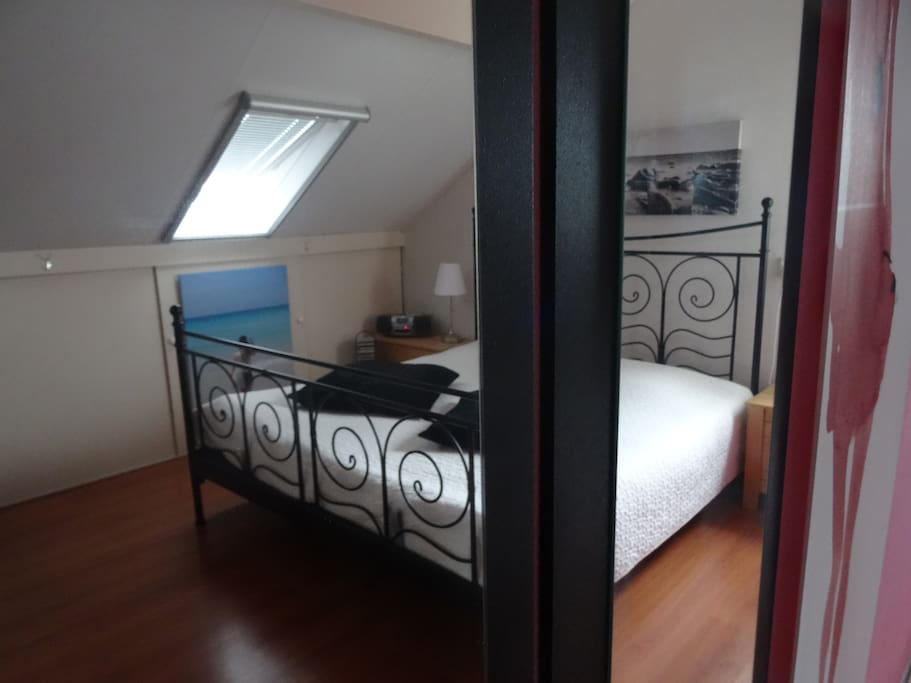 Bed with adjustable head and foot + radio