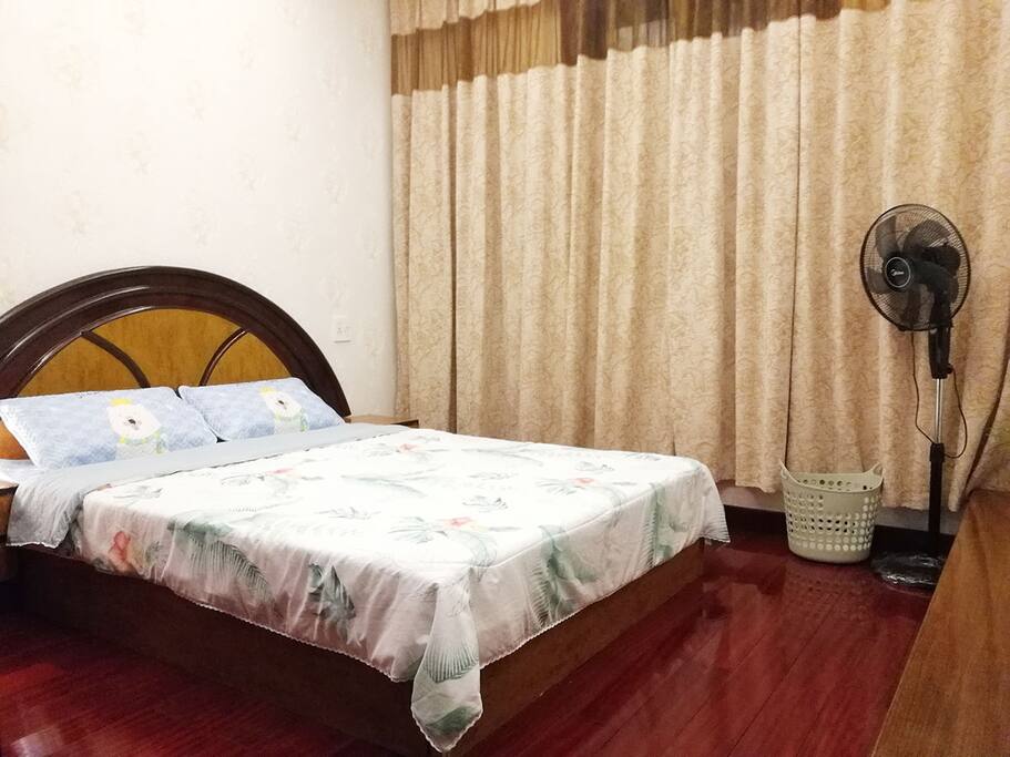 实木大床和全棉床品
